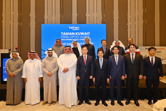 29일(현지시간) 쿠웨이트에서 열린 대한쿠웨이트 공장 착공 행사 참석자들이 기념사진을 촬영하고 있다. 대한전선 제공